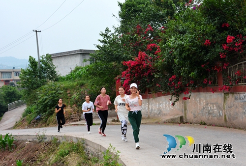 叙永县城西实验学校全体教职工激情奔跑诠释“五四”精神(图4) 叙永县城西实验学校全体教职工激情奔跑诠释“五四”精神(图4)