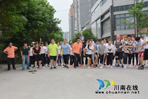 叙永县城西实验学校全体教职工激情奔跑诠释“五四”精神(图5) 叙永县城西实验学校全体教职工激情奔跑诠释“五四”精神(图5)