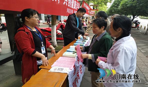 泸县社保局:把社会保险政策送到群众身边(图1) 泸县社保局:把社会保险政策送到群众身边(图1)