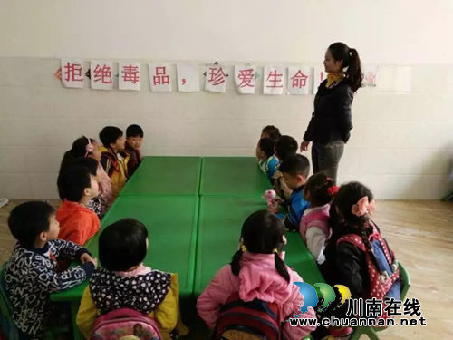 泸县玄滩司法所积极开展法治教育进校园活动(图1) 泸县玄滩司法所积极开展法治教育进校园活动(图1)