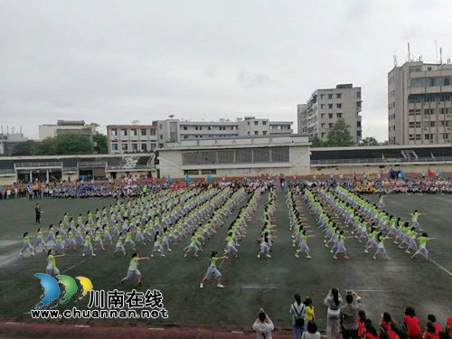 各展才艺精彩纷呈!合江中学第七届艺体节开幕(图2) 各展才艺精彩纷呈!合江中学第七届艺体节开幕(图2)