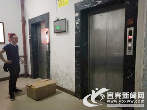宜宾：小区电梯接连扯拐&nbsp;业主头疼物管无奈(图1)
