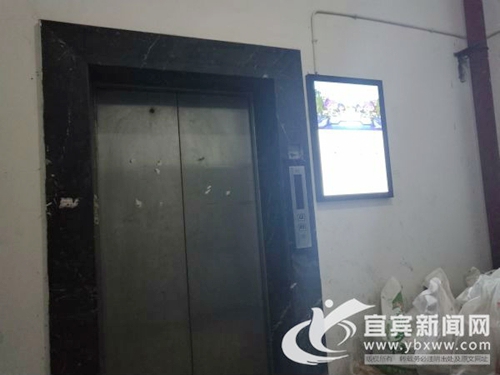 宜宾：小区电梯接连扯拐&nbsp;业主头疼物管无奈(图2)