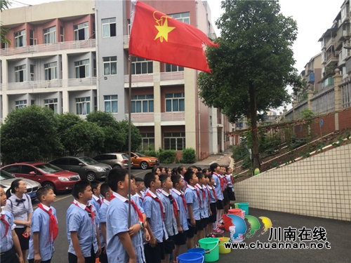 泸州十八中举行“绿色农耕 爱心义卖”校园农耕教育系列活动(图1) 泸州十八中举行“绿色农耕 爱心义卖”校园农耕教育系列活动(图1)