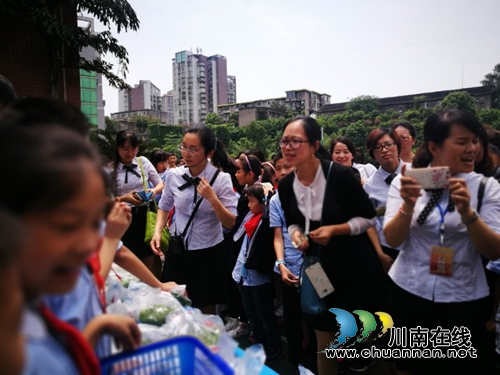 泸州十八中举行“绿色农耕 爱心义卖”校园农耕教育系列活动(图16) 泸州十八中举行“绿色农耕 爱心义卖”校园农耕教育系列活动(图16)