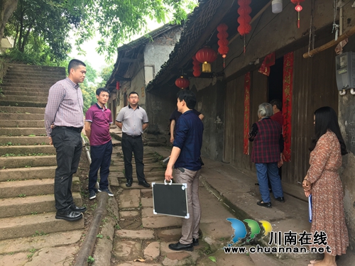 泸县太伏镇领导到神仙桥社区开展危房区安全检查(图1)