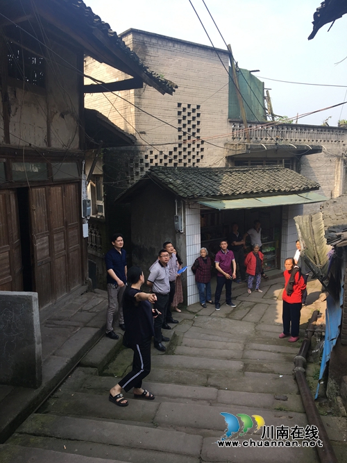 泸县太伏镇领导到神仙桥社区开展危房区安全检查(图2)