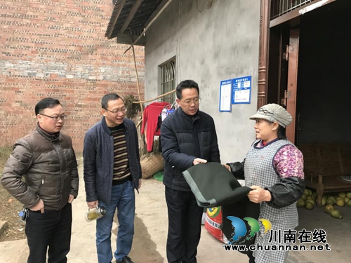 名医丁友明:妙手仁心致扶贫 社会职责担肩上(图2) 名医丁友明:妙手仁心致扶贫 社会职责担肩上(图2)