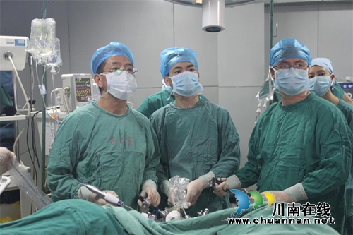 名医丁友明:妙手仁心致扶贫 社会职责担肩上(图1) 名医丁友明:妙手仁心致扶贫 社会职责担肩上(图1)
