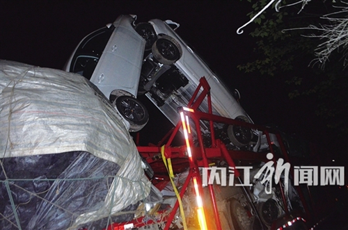 内江：两货车追尾&nbsp;“伤”了一批新轿车(图1)