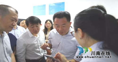 泸州市建成“最多跑一次”综合服务窗口(图1) 泸州市建成“最多跑一次”综合服务窗口(图1)