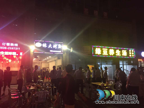 泸州市江阳区张坝街道整治江南新区夜间烧烤油烟噪声污染(图2) 泸州市江阳区张坝街道整治江南新区夜间烧烤油烟噪声污染(图2)