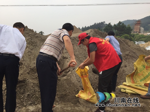 泸县潮河镇团委青年志愿者助力森林防火应急演练(图1) 泸县潮河镇团委青年志愿者助力森林防火应急演练(图1)
