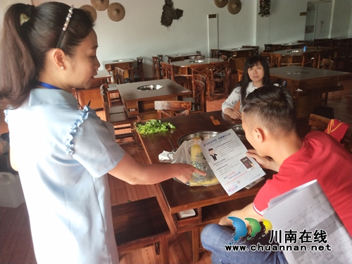 江阳区张坝街道匠心社区深入开展党风廉政社会评价入户宣传工作(图2) 江阳区张坝街道匠心社区深入开展党风廉政社会评价入户宣传工作(图2)