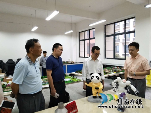 泸州“智”囊齐聚一堂 共话“智能制造”(图1) 泸州“智”囊齐聚一堂 共话“智能制造”(图1)