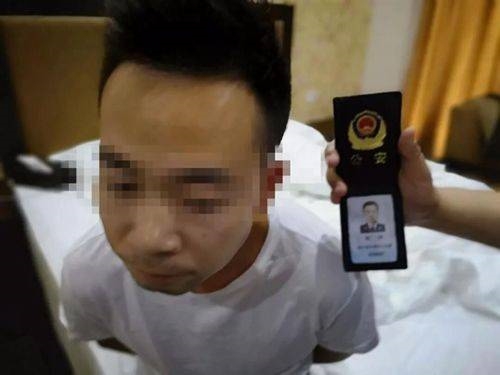 泸州假警察遇“同行”浑身是戏 女友蒙在鼓里(图2) 泸州假警察遇“同行”浑身是戏 女友蒙在鼓里(图2)