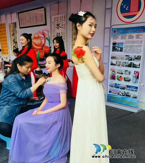 泸县建校职教风采亮相省职教活动周启动仪式(图1)