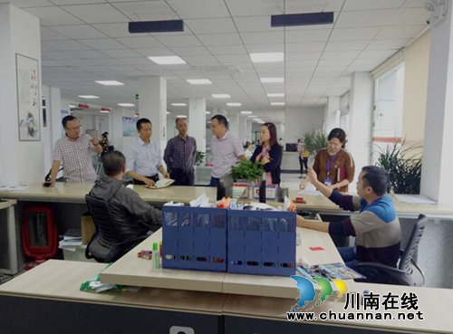 合江县国土局局长李斌体验合江县不动产登记中心办事流程(图1) 合江县国土局局长李斌体验合江县不动产登记中心办事流程(图1)