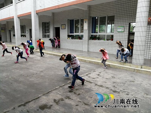 叙永县东大街小学开展纪念“5.12”十周年应急演练活动(图1) 叙永县东大街小学开展纪念“5.12”十周年应急演练活动(图1)