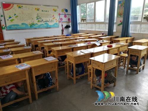 叙永县东大街小学开展纪念“5.12”十周年应急演练活动(图2) 叙永县东大街小学开展纪念“5.12”十周年应急演练活动(图2)
