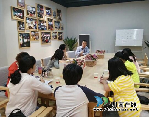 江阳区北城街道实地参观学习城市基层党建工作(图1) 江阳区北城街道实地参观学习城市基层党建工作(图1)