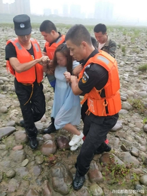 宜宾女子入江轻生只准胖警官靠近 原因囧人!(图3) 宜宾女子入江轻生只准胖警官靠近 原因囧人!(图3)