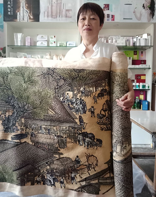 泸州女工绣制六米长《清明上河图》受人称赞(图1)