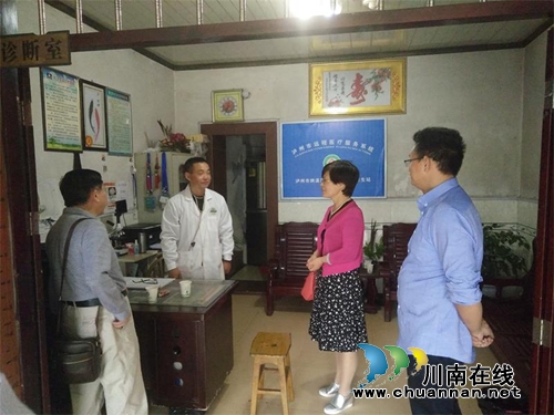 泸州市健康教育专家余桂群督导检查纳溪区健康教育工作(图2) 泸州市健康教育专家余桂群督导检查纳溪区健康教育工作(图2)