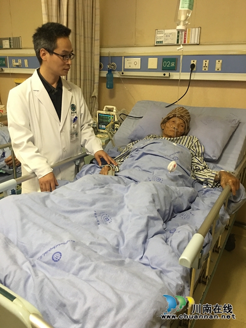 112岁患者在西南医大附院成功手术&nbsp;平时爱散步(图1)
