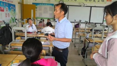 泸州“企业家”弃商陪读 到学校当班主任助理(图1) 泸州“企业家”弃商陪读 到学校当班主任助理(图1)