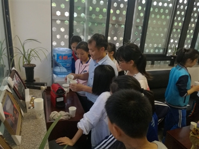 泸州“企业家”弃商陪读 到学校当班主任助理(图2) 泸州“企业家”弃商陪读 到学校当班主任助理(图2)