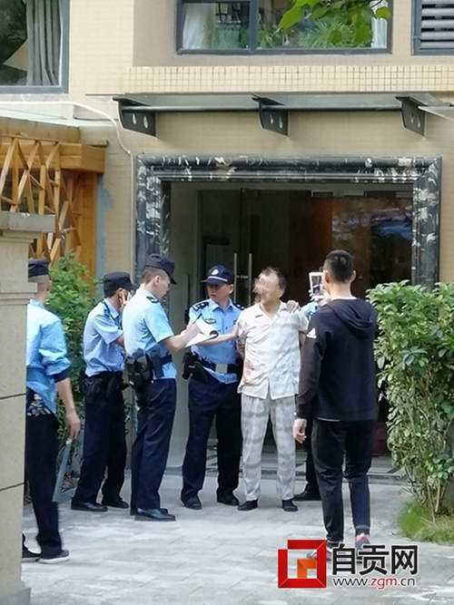 自贡男子举刀追砍妻子&nbsp;楼道大厅满是血迹(图2)