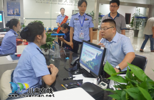 纳溪区政府“一把手”以普通办事群众身份体验办事窗口服务(图1) 纳溪区政府“一把手”以普通办事群众身份体验办事窗口服务(图1)