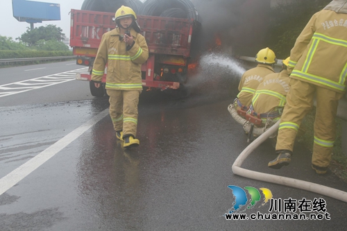 泸州：高速路上拖挂车自燃&nbsp;13分钟紧急灭火救援