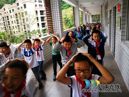 叙永县叙永镇中心校:抓好“防震、防溺水”演练 筑牢安全防护网(图2) 叙永县叙永镇中心校:抓好“防震、防溺水”演练 筑牢安全防护网(图2)