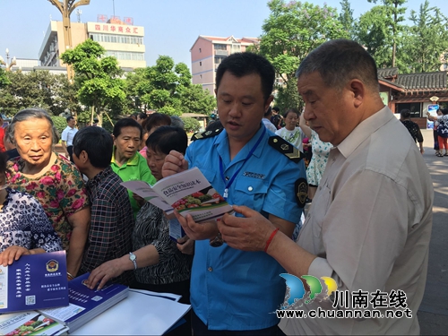 纳溪区食药监局开展“防治碘缺乏病日”宣传活动(图1) 纳溪区食药监局开展“防治碘缺乏病日”宣传活动(图1)