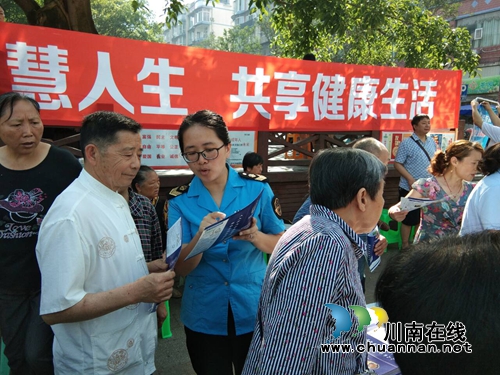 纳溪区食药监局开展“防治碘缺乏病日”宣传活动
