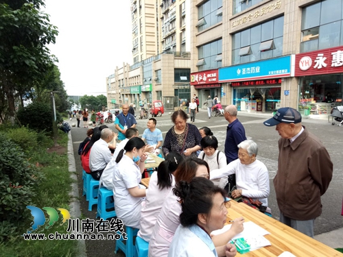 江阳区张坝街道匠心社区开展科普义诊活动