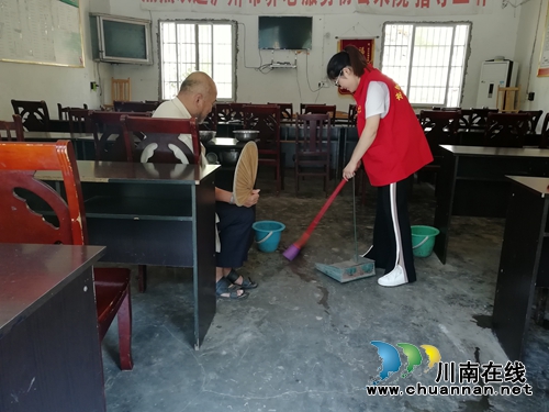 泸县潮河镇青年志愿者到敬老院开展志愿服务活动(图1) 泸县潮河镇青年志愿者到敬老院开展志愿服务活动(图1)