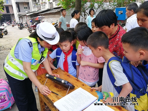 宜宾县交警：进校园开展“小手拉大手”交通安全宣传，助推两轮、三轮车违法整治工作深入开展