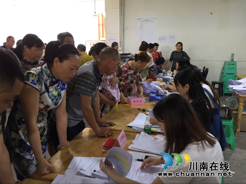 江阳区张坝街道：安置房不动产权证办理火热进行中(图1)