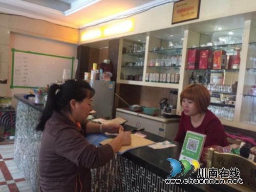 江阳区北城街道城垣社区对沿江企业、门店进行汛期防洪防汛安全排查