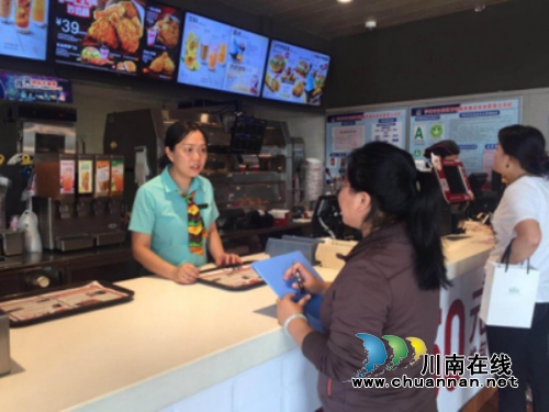 江阳区北城街道城垣社区对沿江企业、门店进行汛期防洪防汛安全排查(图1)