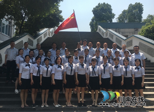 泸州十八中党总支“最佳党日”活动走进泸州长江经济开发区(图1) 泸州十八中党总支“最佳党日”活动走进泸州长江经济开发区(图1)