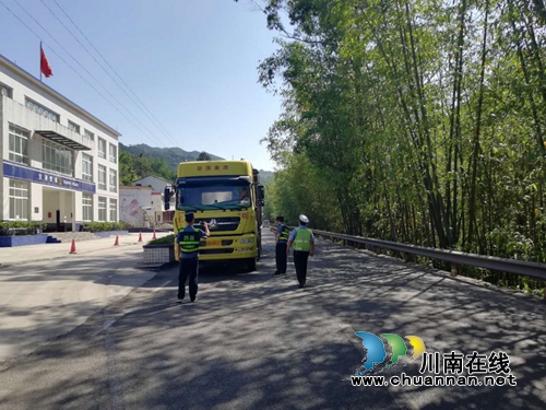 宜宾筠连交警大队联合交通运管开展货车整治行动