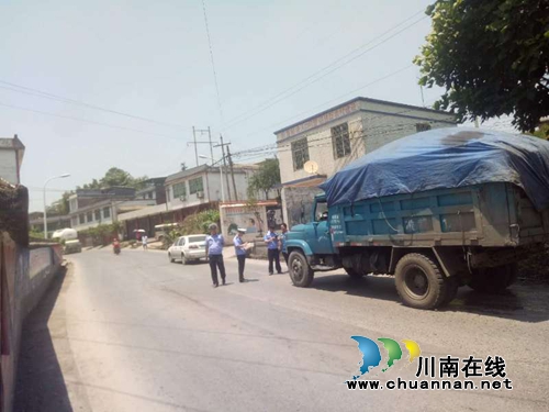 宜宾筠连交警大队联合交通运管开展货车整治行动(图1) 宜宾筠连交警大队联合交通运管开展货车整治行动(图1)
