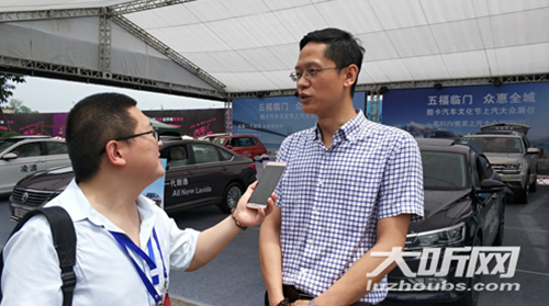 泸州汽车音乐节开幕:车模、电音秀吸睛(图2) 泸州汽车音乐节开幕:车模、电音秀吸睛(图2)