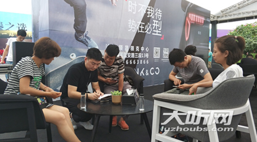 泸州汽车音乐节开幕:车模、电音秀吸睛(图4) 泸州汽车音乐节开幕:车模、电音秀吸睛(图4)