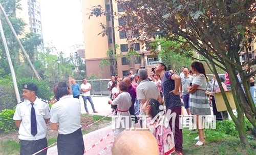 内江：楼房外墙砖两次脱落&nbsp;一天砸伤两位老人(图1)