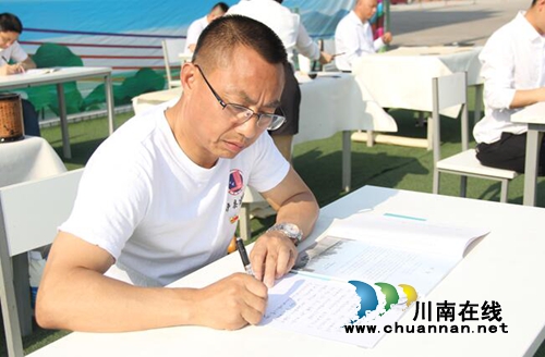 泸县建校举行千人经典诵读暨现场书法比赛(图2) 泸县建校举行千人经典诵读暨现场书法比赛(图2)